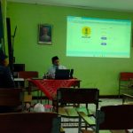 Rahya, kepala sekolah SD Muhammadiyah Wonokromo 1 Bantul sedang praktek membuat podcast