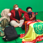 Para guru sedang belajar produksi podcast dan video