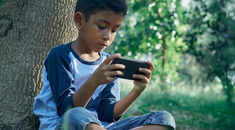 anak menggunakan smartphone ilustrasi perlindungan anak digital
