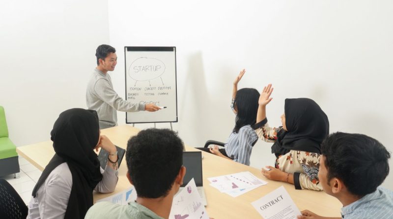 Suasana diskusi mahasiswa PTMA dalam sesi pembelajaran kewirausahaan dan pengembangan startup di kampus