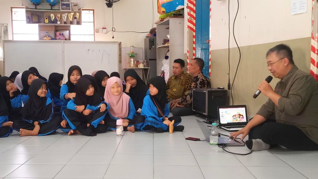 Edukasi proses teknik pembuatan mainan topeng karakter superhero