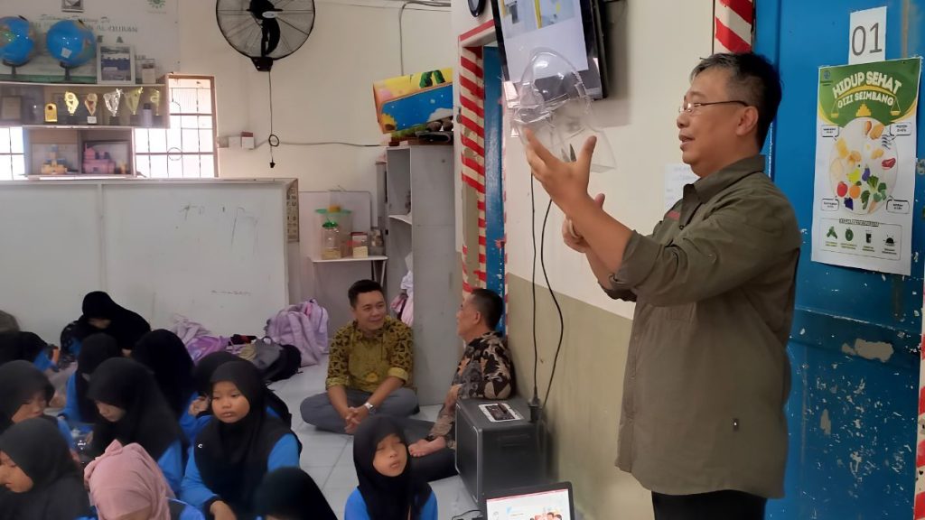 pendampingan pengguntingan dan perapian topeng