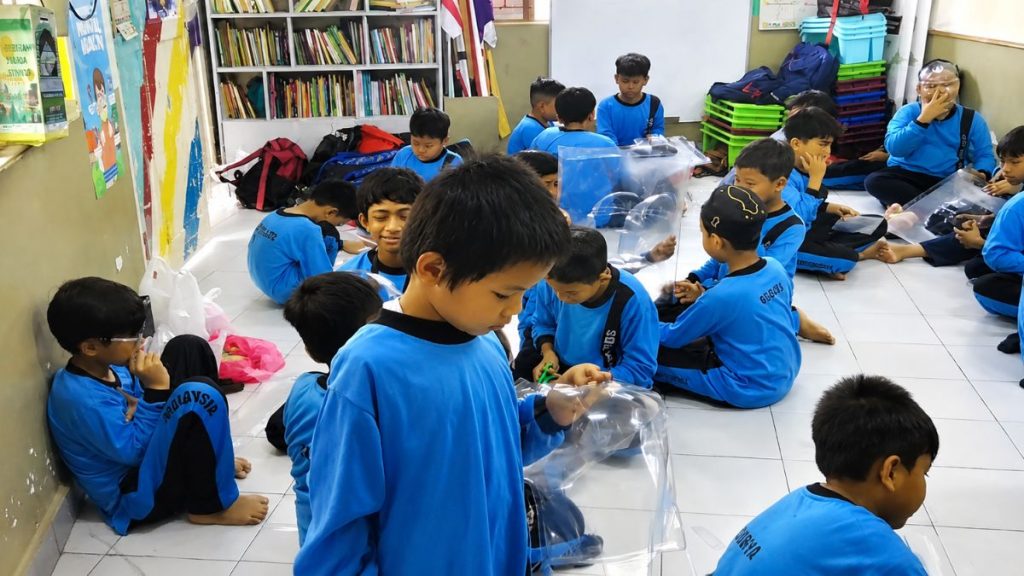 Aktivitas pengguntingan dan perapian topeng karakter superhero