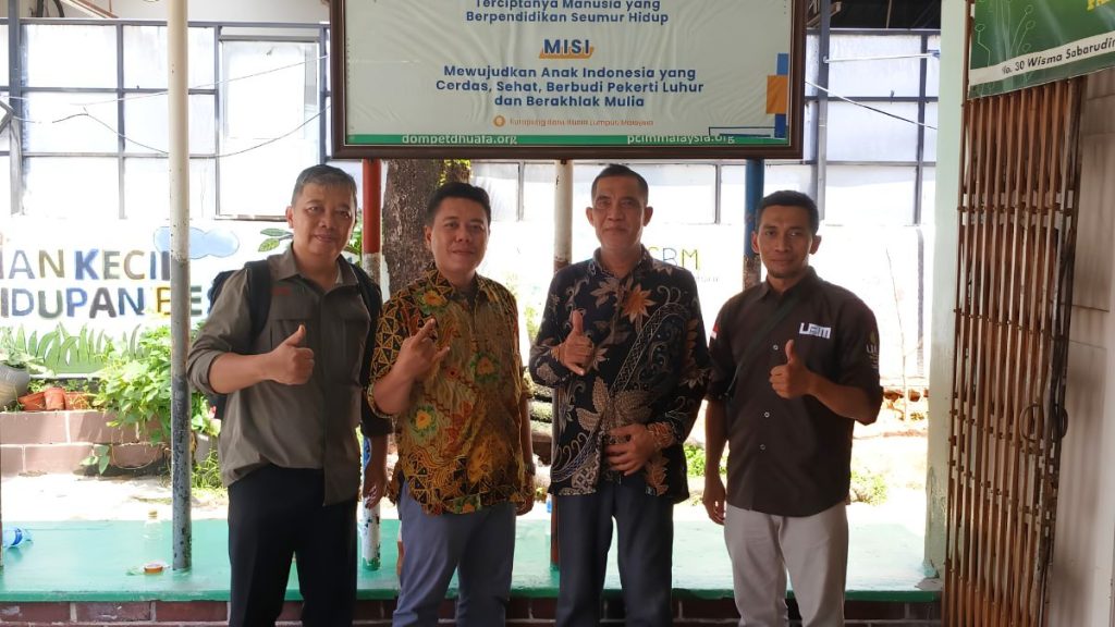 Tim Pengabdian Prodi Teknik Mesin Bersama Pengelola Sanggar Bimbingan Muhammadiyah, Kampung Bharu, Kuala Lumpur