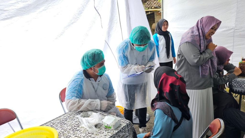 pemeriksaan kondisi gigi dan gusi, konsultasi, serta pemberian saran perawatan sesuai kondisi