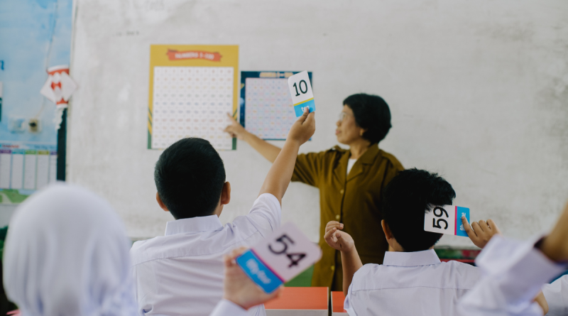 Suasana belajar inklusif di Sekolah Luar Biasa, siswa ABK mengikuti pembelajaran di kelas