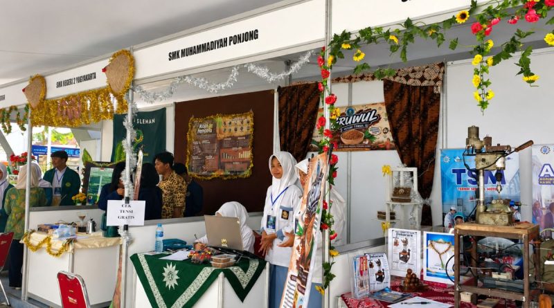 Peserta mempresentasikan karya inovasi pada stan pameran SINCO 2026 dalam ajang Science, Innovation and Entrepreneurship Expo (SIE Expo) UMY