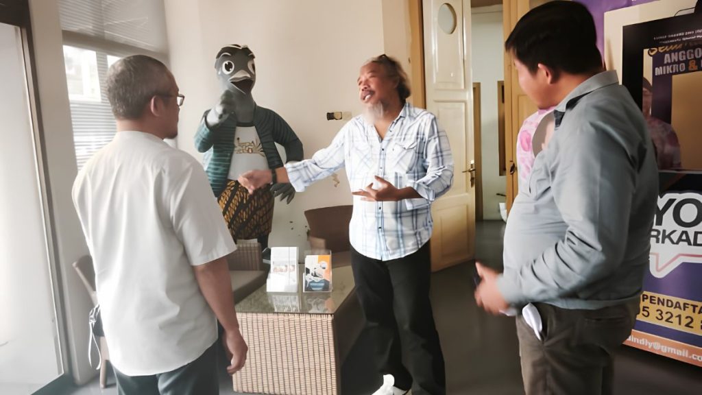Perwakilan DIH UMY dan jajaran Kadin DIY berdiskusi di kantor Kadin DIY dalam rangka penjajakan kerja sama pengembangan inovasi dan hilirisasi produk riset dosen UMY.